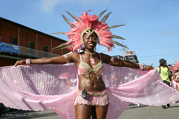 Young woman with cell-phone during Carneval parade in Port of Spain, Trinidad, West Indies: 895_9599