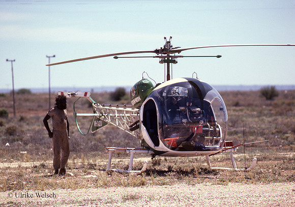 Aborigine viewing Helicopter, APGAbo4_14