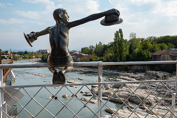 Happy Sculpture on Kutaisi bridge:   DSC05767