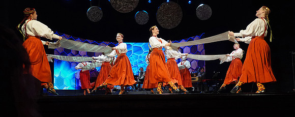 Folklore dance at Minority concert: DSC09340