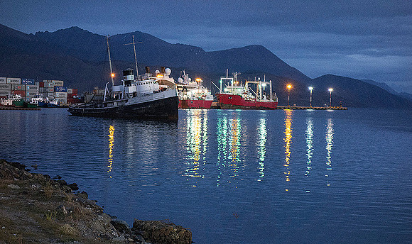 Port of Ushuaia at night  : DSC09229
