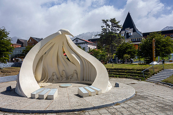 Albatros sculpture near City Hall, Ushuaia  : DSC09411