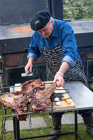 Disecting freshly grilled Lamb on Tierra del Fuego  : DSC09101