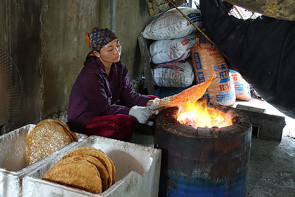 Roasting Vietnames speciality bread: D4-DSC00784