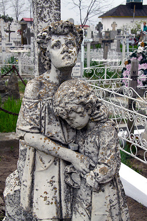 gravesite in Romania: IMG_0927